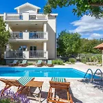 2 Bedroom Amazing In شقة Pinezići